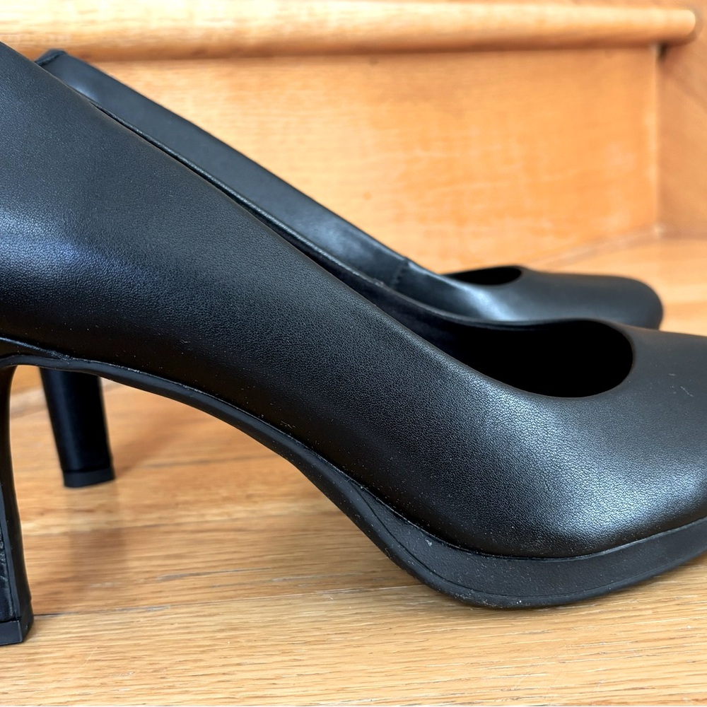 Clarks Ambyr Joy Platform Pump size 11M